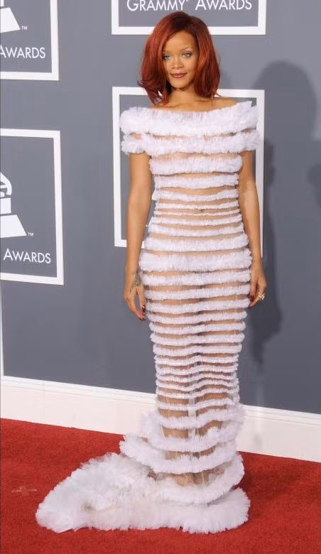 "Bộ cánh" của Rihanna gây sự choáng váng trên thảm đỏ Grammy năm 2011. Chiếc váy Jean Paul Gaultier trở nên khiêu khích dưới ánh điện và đèn flash. "Bộ cánh" của Rihanna gây sự choáng váng trên thảm đỏ Grammy năm 2011. Chiếc váy Jean Paul Gaultier trở nên khiêu khích dưới ánh điện và đèn flash.