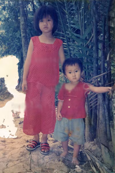 Dép lê, đồ hoa và đôi mắt to tròn, đen nhánh của cô bé "thôn quê" Ngọc Trinh lấm lém đất bùn. Ảnh: Kênh 14. Dép lê, đồ hoa và đôi mắt to tròn, đen nhánh của cô bé "thôn quê" Ngọc Trinh lấm lém đất bùn. Ảnh: Kênh 14.