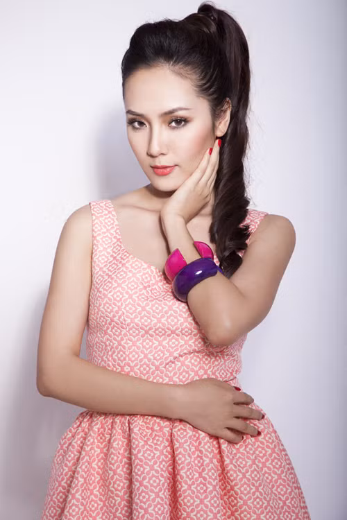 5. Phương Linh Nét đẹp trời cho của Phương Linh chính là lợi thế giúp cô luôn nổi bật. Tuy nhiên, cô cũng luôn khiến người khác ngưỡng mộ với style rất thanh lịch từ trang phục, kiểu tóc cho tới tông trang điểm.