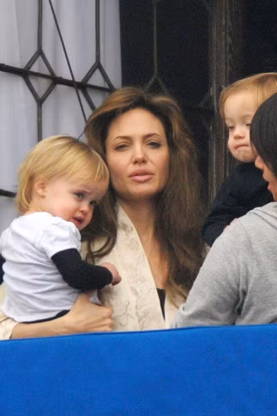 Angelina Jolie được mô tả là một trong những người có sức quyến rũ nhất thế giới, người phụ nữ "hấp dẫn nhất" và "đẹp nhất" thế giới, khi không trang điểm, Angelina Jolie hết sức nhợt nhạt, phờ phạc, và không hề hấp dẫn.