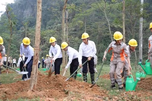 Ông Thiều Kim Quỳnh cùng cán bộ công nhân viên Công ty Điện lực Tuyên Quang tham gia tại buổi lễ Ông Thiều Kim Quỳnh cùng cán bộ công nhân viên Công ty Điện lực Tuyên Quang tham gia tại buổi lễ