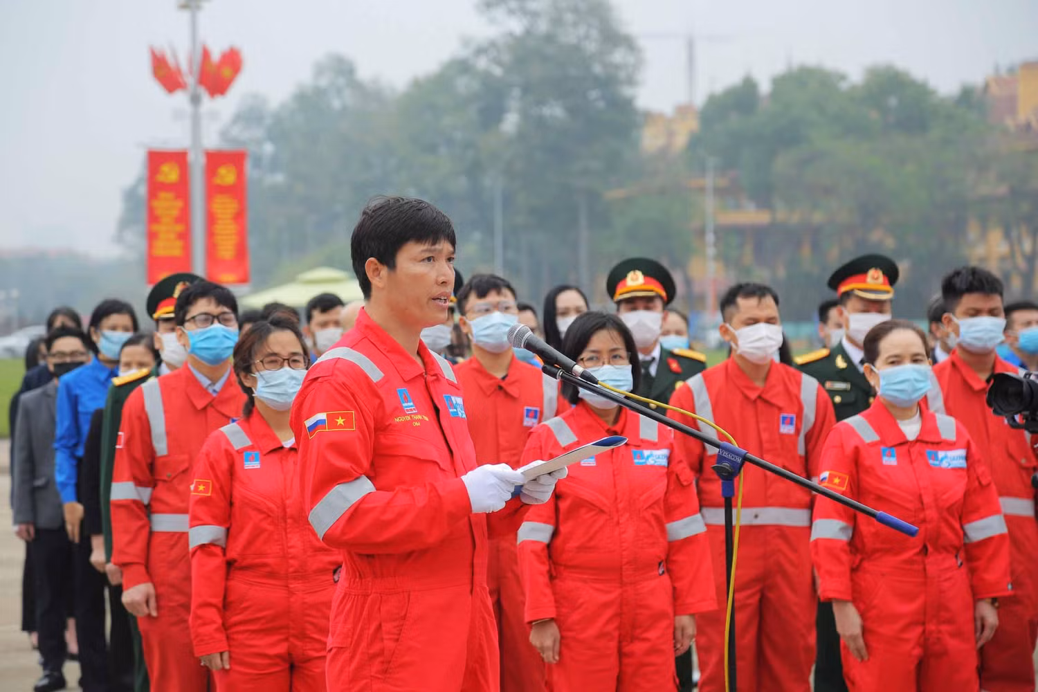 Giàn trưởng Nguyễn Thanh Tĩnh báo công dâng Bác Giàn trưởng Nguyễn Thanh Tĩnh báo công dâng Bác
