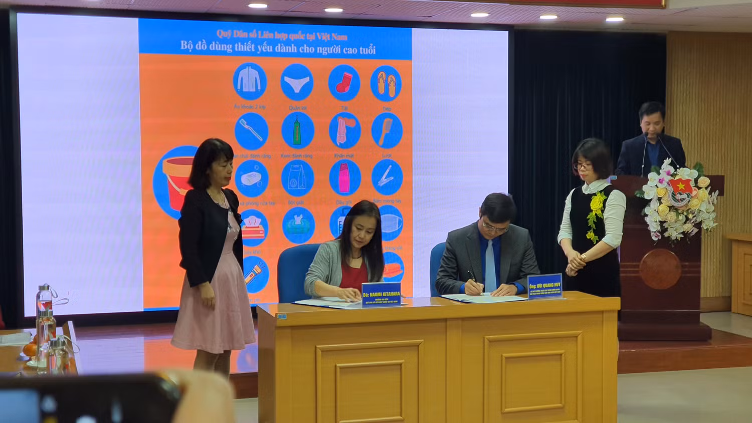 Đại diện hai bên ký kết bàn giao đồ dùng thiết yếu hỗ trợ người cao tuổi tại những vùng bị ảnh hưởng bởi lũ lụt tại ba tỉnh Hà Tĩnh, Quảng Trị và Quảng Ngãi. (Ảnh T.H) Đại diện hai bên ký kết bàn giao đồ dùng thiết yếu hỗ trợ người cao tuổi tại những vùng bị ảnh hưởng bởi lũ lụt tại ba tỉnh Hà Tĩnh, Quảng Trị và Quảng Ngãi. (Ảnh T.H)