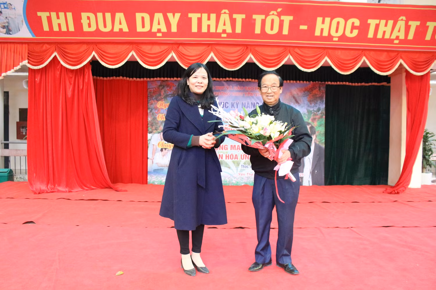 Cô Hoàng Thị Hạnh – Hiệu trưởng Trường Trung học phổ thông Yên Thế cảm ơn Tạp chí điện tử Giáo dục Việt Nam và Giáo sư Nguyễn Lân Dũng (ảnh: Trung Dũng) Cô Hoàng Thị Hạnh – Hiệu trưởng Trường Trung học phổ thông Yên Thế cảm ơn Tạp chí điện tử Giáo dục Việt Nam và Giáo sư Nguyễn Lân Dũng (ảnh: Trung Dũng)