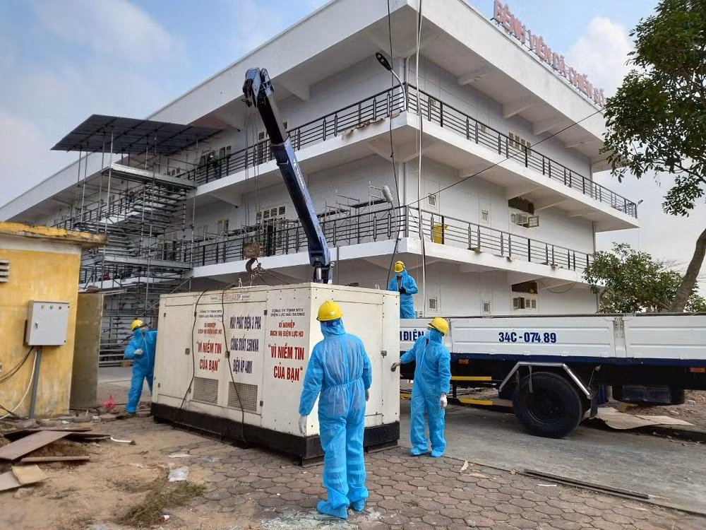Công ty Điện lực Hải Dương lắp đặt máy phát điện dự phòng cho bệnh viện dã chiến trường Đại học Sao Đỏ cơ sở 2 Công ty Điện lực Hải Dương lắp đặt máy phát điện dự phòng cho bệnh viện dã chiến trường Đại học Sao Đỏ cơ sở 2