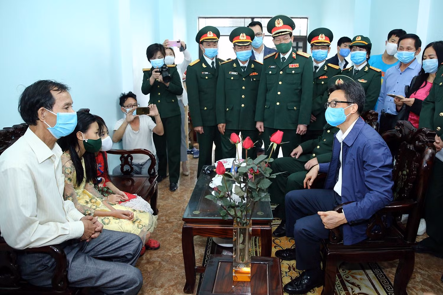 Phó Thủ tướng Vũ Đức Đam thăm, chúc Tết gia đình anh chị Trần Minh Chính, Nguyễn Thị Bích Phương đang cách ly, hai con gái đón Tết cùng ông nội. Ảnh: VGP/Đình Nam Phó Thủ tướng Vũ Đức Đam thăm, chúc Tết gia đình anh chị Trần Minh Chính, Nguyễn Thị Bích Phương đang cách ly, hai con gái đón Tết cùng ông nội. Ảnh: VGP/Đình Nam