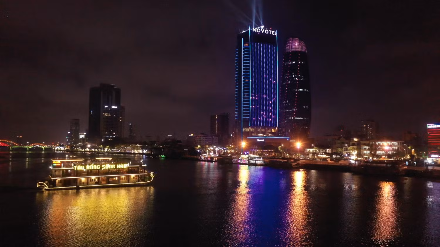 Khách sạn Novotel Danang Premier Han River thắp đèn xanh lơ vì người tự kỷ. Khách sạn Novotel Danang Premier Han River thắp đèn xanh lơ vì người tự kỷ.
