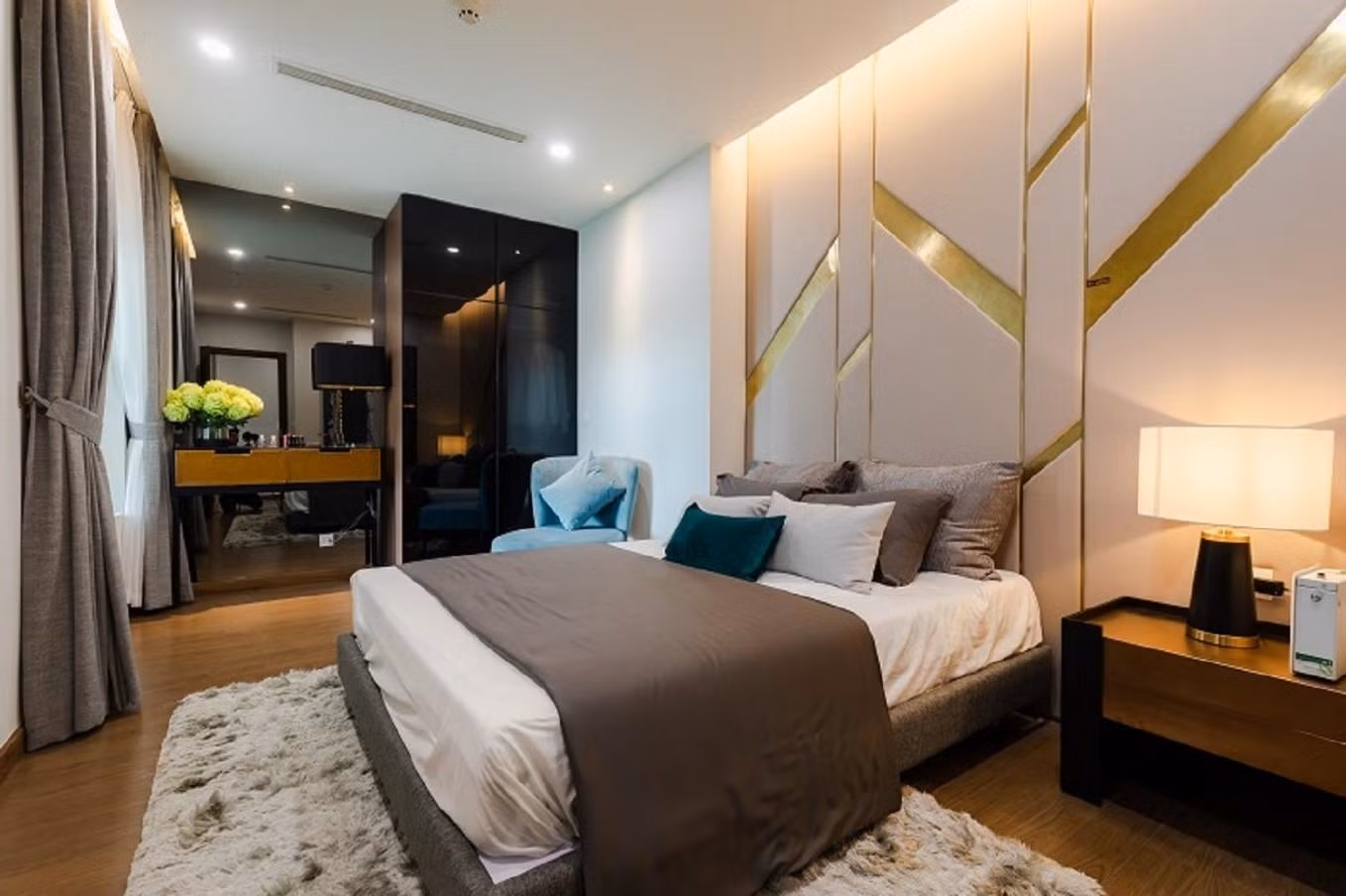 Phòng ngủ với gam màu sang trọng, ấm áp, tạo cảm giác bình yên, thư thái sau một ngày dài mệt mỏi. Từ cửa sổ phòng ngủ, gia chủ có thể ngắm nhìn quang cảnh thành phố đầy thú vị.