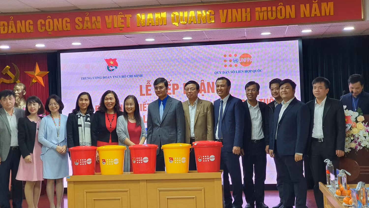 Bộ đồ dùng cho người cao tuổi là nữ giới sẽ được đặt trong xô màu đỏ, còn của người cao tuổi là nam giới sẽ là xô màu vàng. (Ảnh T.H) Bộ đồ dùng cho người cao tuổi là nữ giới sẽ được đặt trong xô màu đỏ, còn của người cao tuổi là nam giới sẽ là xô màu vàng. (Ảnh T.H)