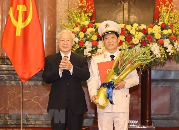 Tổng Bí thư, Chủ tịch nước Nguyễn Phú Trọng, Bí thư Quân ủy Trung ương trao Quyết định thăng cấp bậc hàm từ Trung tướng lên Thượng tướng đối với đồng chí Nguyễn Văn Sơn. (Ảnh: Trí Dũng/TTXVN)