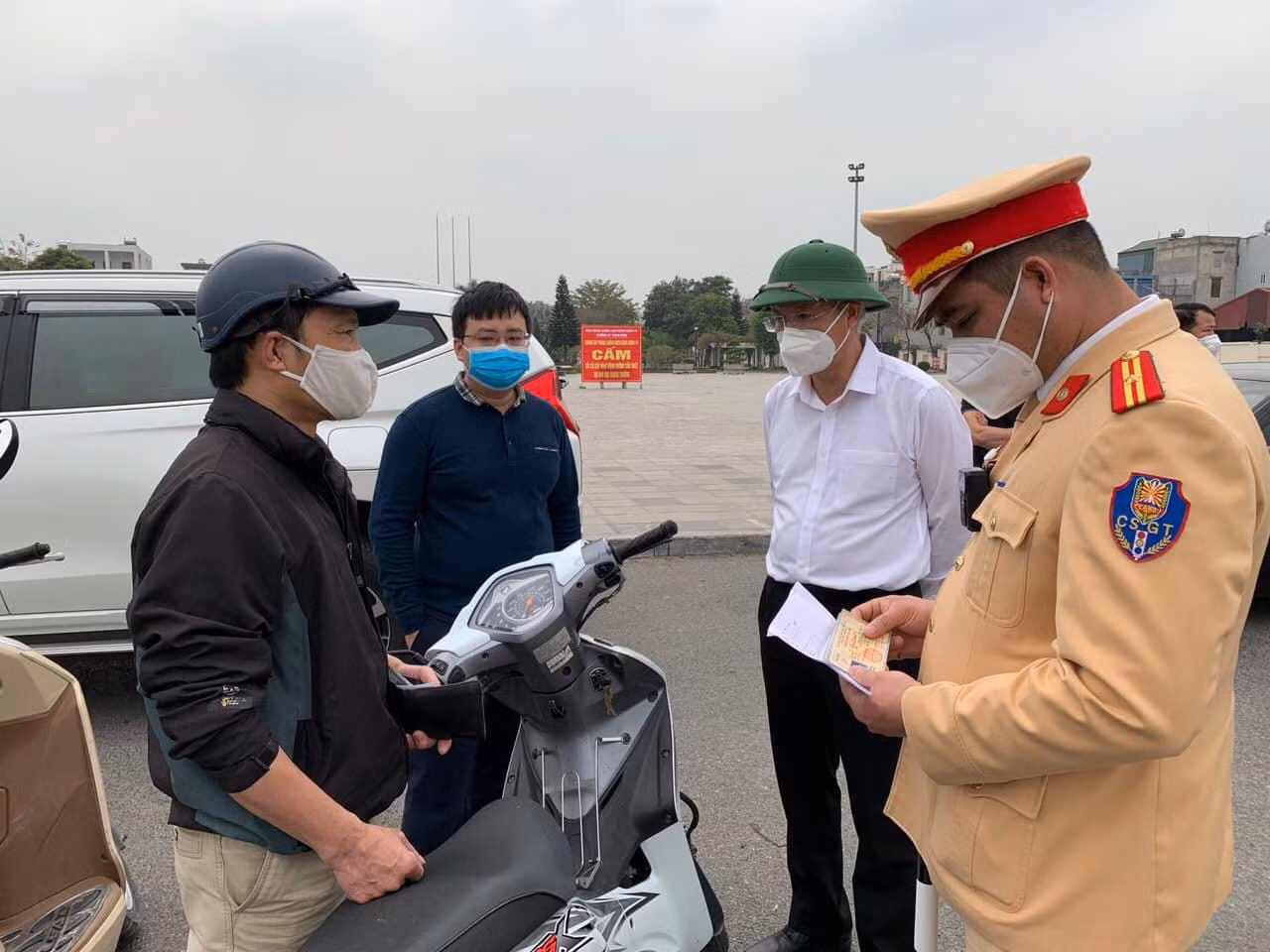 Theo ghi nhận của tổ công tác, nhiều người dân vẫn chưa có ý thức chấp hành quy định. Ảnh: Đình Hùng Theo ghi nhận của tổ công tác, nhiều người dân vẫn chưa có ý thức chấp hành quy định. Ảnh: Đình Hùng