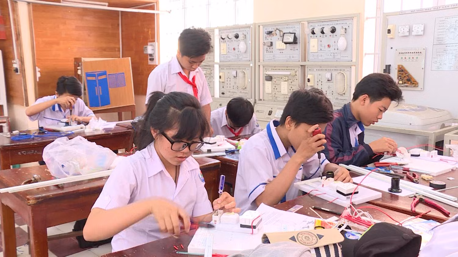 Dạy, học nghề trong trường phổ thông chỉ là bệnh thành tích? (Ảnh minh họa trên Giaoducthoidai.vn)