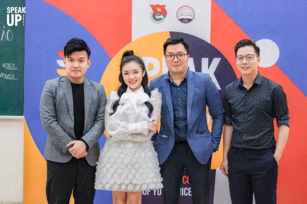 Những người “cầm cân nảy mực” của vòng sơ khảo.