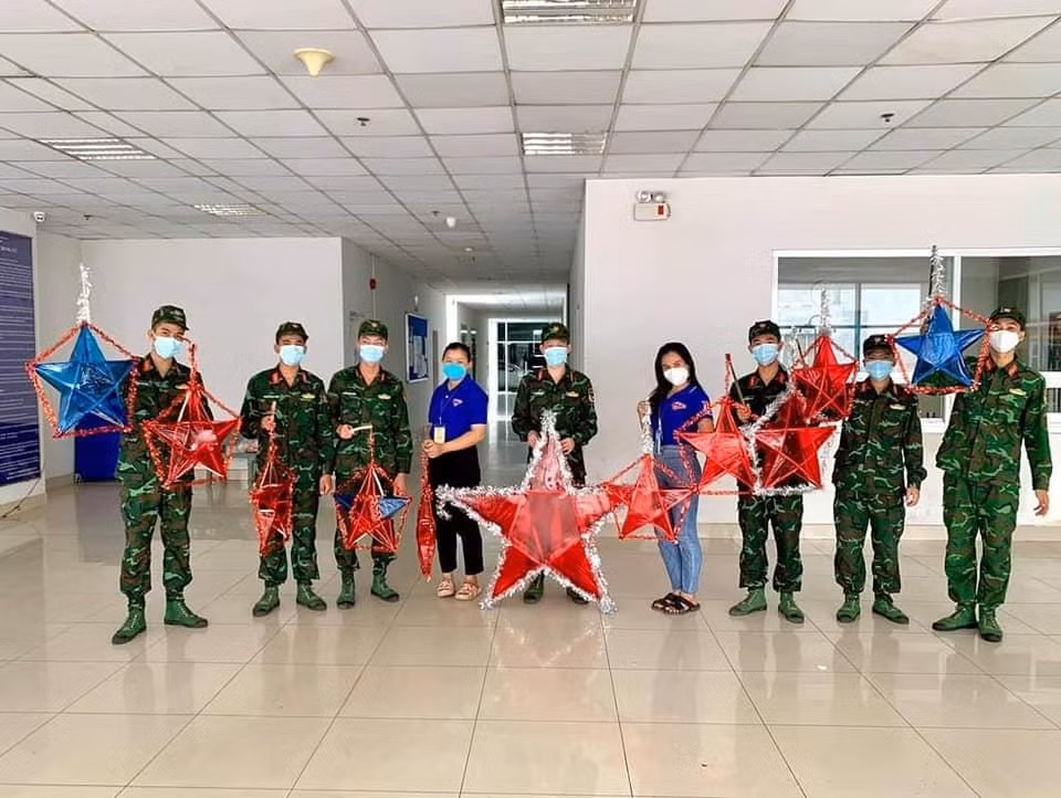 Trúc cùng chuẩn bị Trung thu cho trẻ em trong khu vực. (Ảnh: Nhân vật cung cấp)