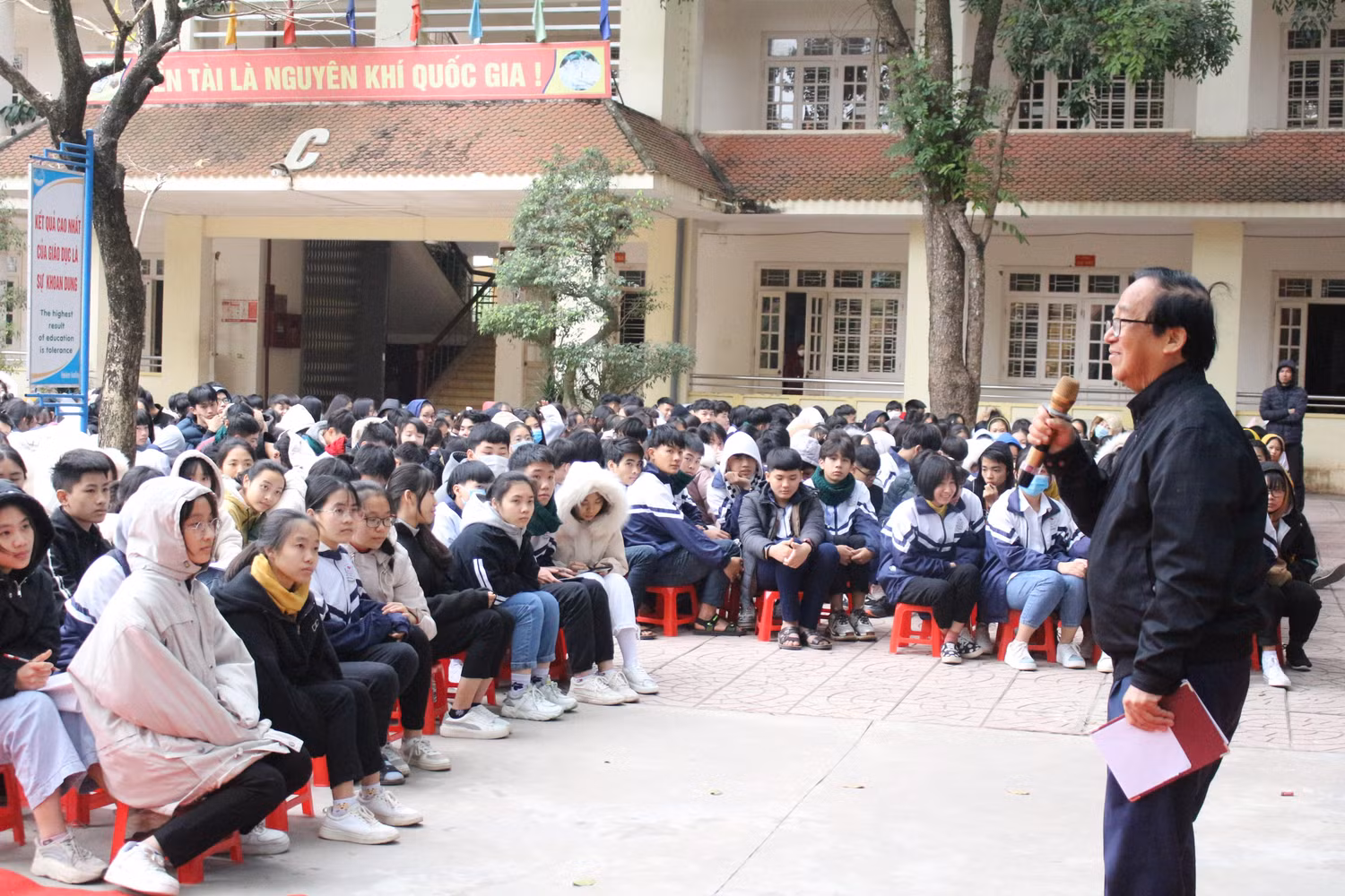 Cả sân trường như nín lặng khi nghe Giáo sư Nguyễn Lân Dũng kể về lòng hiếu thảo (ảnh: Trung Dũng) Cả sân trường như nín lặng khi nghe Giáo sư Nguyễn Lân Dũng kể về lòng hiếu thảo (ảnh: Trung Dũng)