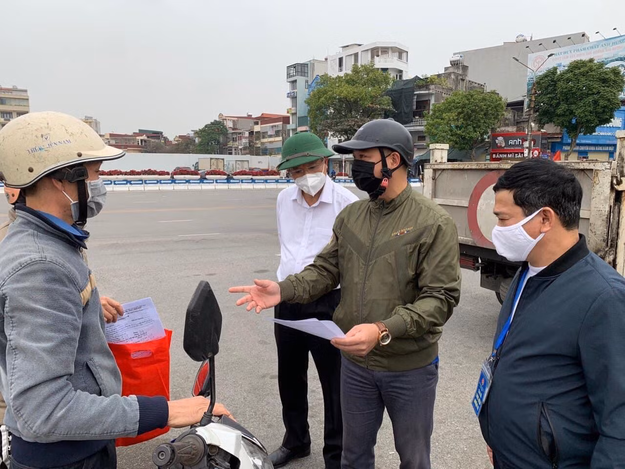 Một tiểu thương được yêu cầu xuất trình giấy tờ kinh doanh. Ảnh: Đình Hùng Một tiểu thương được yêu cầu xuất trình giấy tờ kinh doanh. Ảnh: Đình Hùng