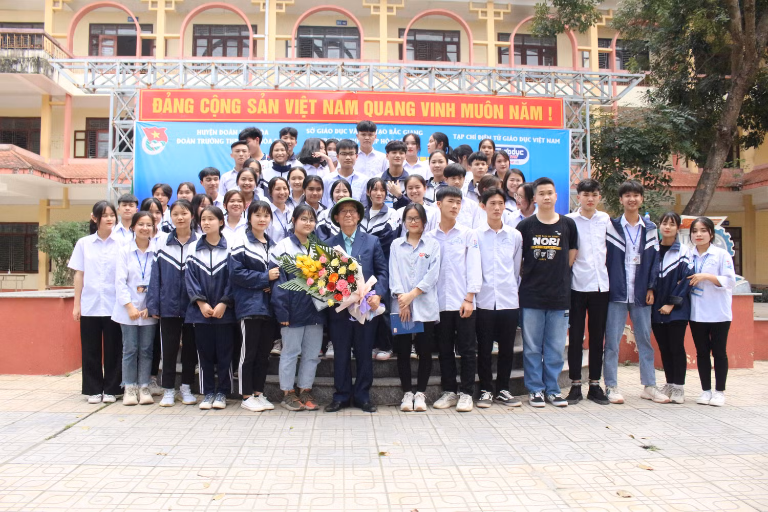 Học sinh trường Hiệp Hoà số 2 chụp ảnh lưu niệm cùng Giáo sư Nguyễn Lân Dũng. Ảnh: Trung Dũng.