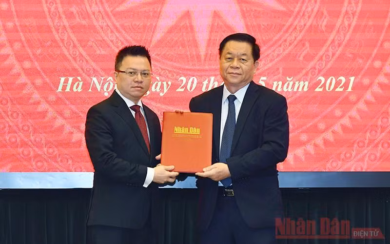 Trưởng Ban Tuyên giáo Trung ương Nguyễn Trọng Nghĩa trao Quyết định của Bộ Chính trị phân công đồng chí Lê Quốc Minh giữ chức vụ Tổng Biên tập Báo Nhân Dân. Ảnh: Duy Linh Trưởng Ban Tuyên giáo Trung ương Nguyễn Trọng Nghĩa trao Quyết định của Bộ Chính trị phân công đồng chí Lê Quốc Minh giữ chức vụ Tổng Biên tập Báo Nhân Dân. Ảnh: Duy Linh
