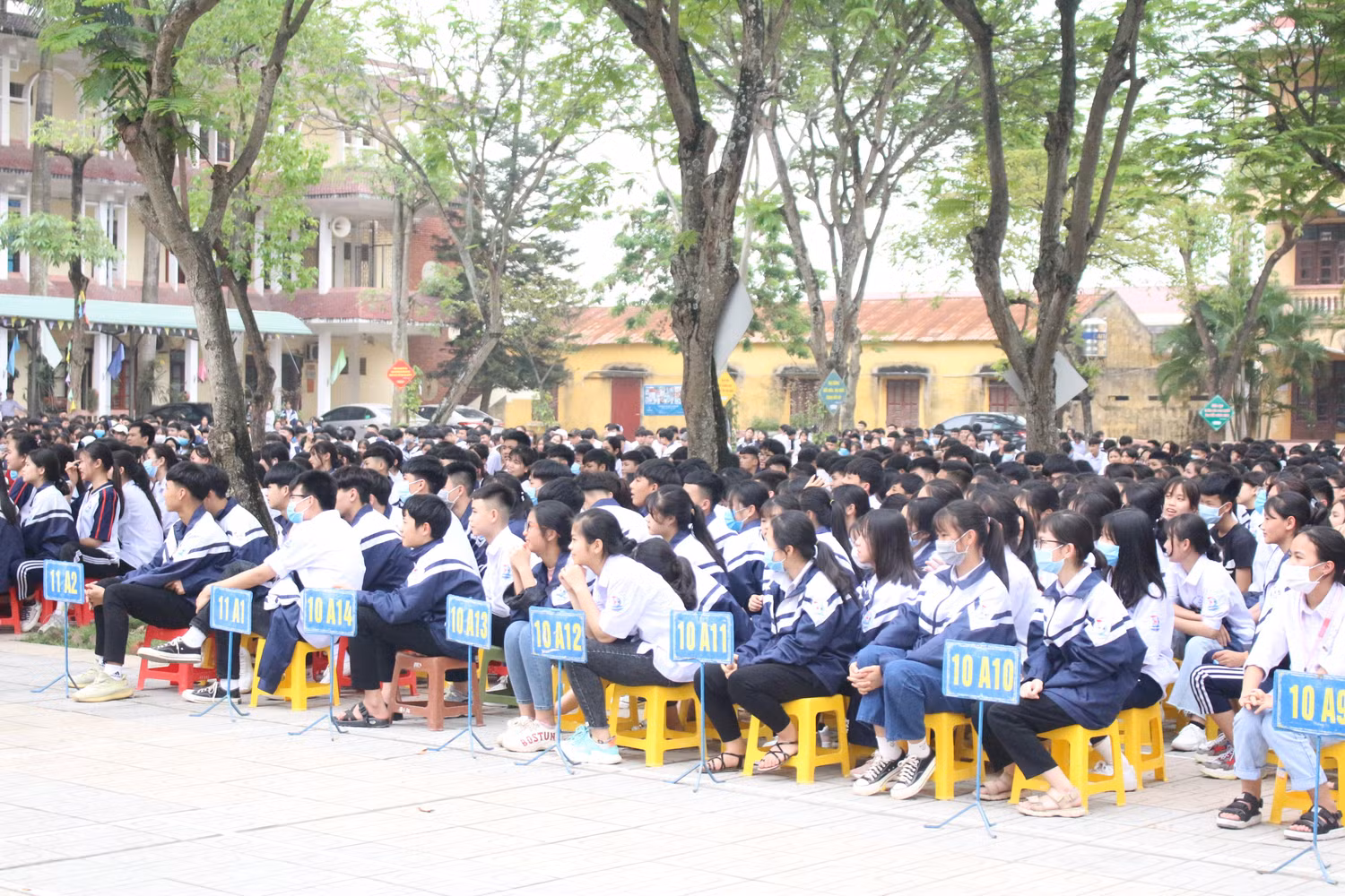 Gần 1900 học sinh chăm chú lắng nghe Giáo sư Nguyễn Lân Dũng trò chuyện. Ảnh: Trung Dũng.