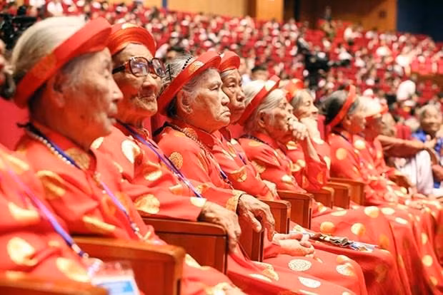 Theo quy định mới, Bà mẹ Việt Nam Anh hùng sẽ được hưởng trợ cấp ưu đãi hằng tháng là 4,872 triệu đồng. (Ảnh: TTXVN) Theo quy định mới, Bà mẹ Việt Nam Anh hùng sẽ được hưởng trợ cấp ưu đãi hằng tháng là 4,872 triệu đồng. (Ảnh: TTXVN)