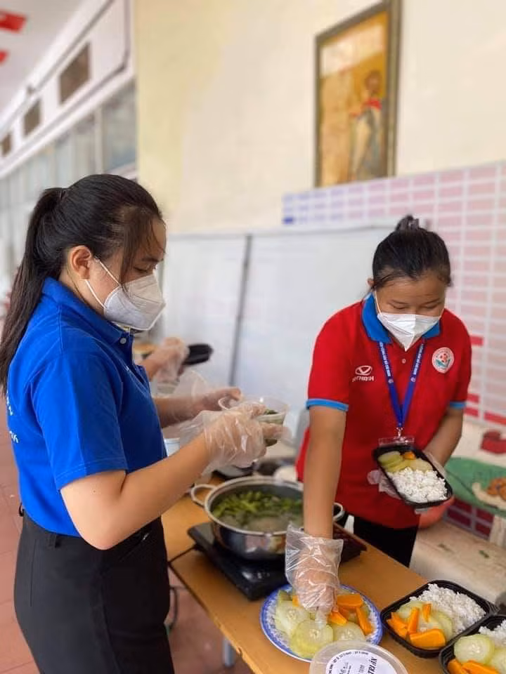 Bạch Thị Trúc (bên phải) chuẩn bị suất ăn. (Ảnh: Nhân vật cung cấp)
