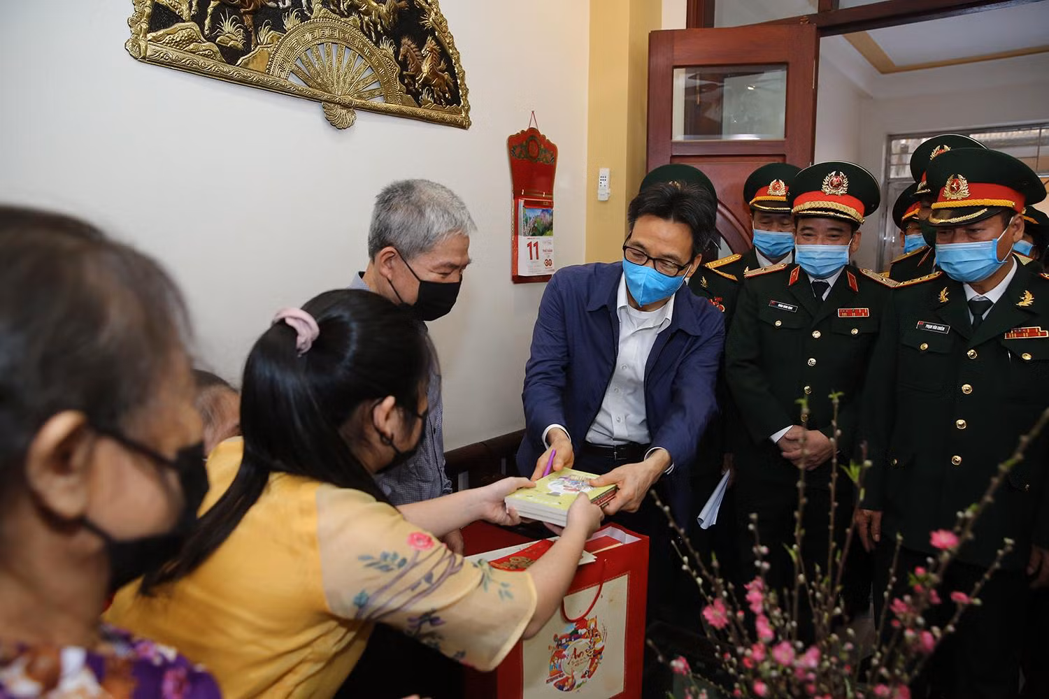 Phó Thủ tướng Vũ Đức Đam tặng sách cho hai cháu Nguyễn Ngọc Linh, Nguyễn Ngọc Hân, con của anh chị Nguyễn Ngọc Hà, chị Nguyễn Ngọc Tâm đang cách ly tập trung. Ảnh: VGP/Đình Nam Phó Thủ tướng Vũ Đức Đam tặng sách cho hai cháu Nguyễn Ngọc Linh, Nguyễn Ngọc Hân, con của anh chị Nguyễn Ngọc Hà, chị Nguyễn Ngọc Tâm đang cách ly tập trung. Ảnh: VGP/Đình Nam
