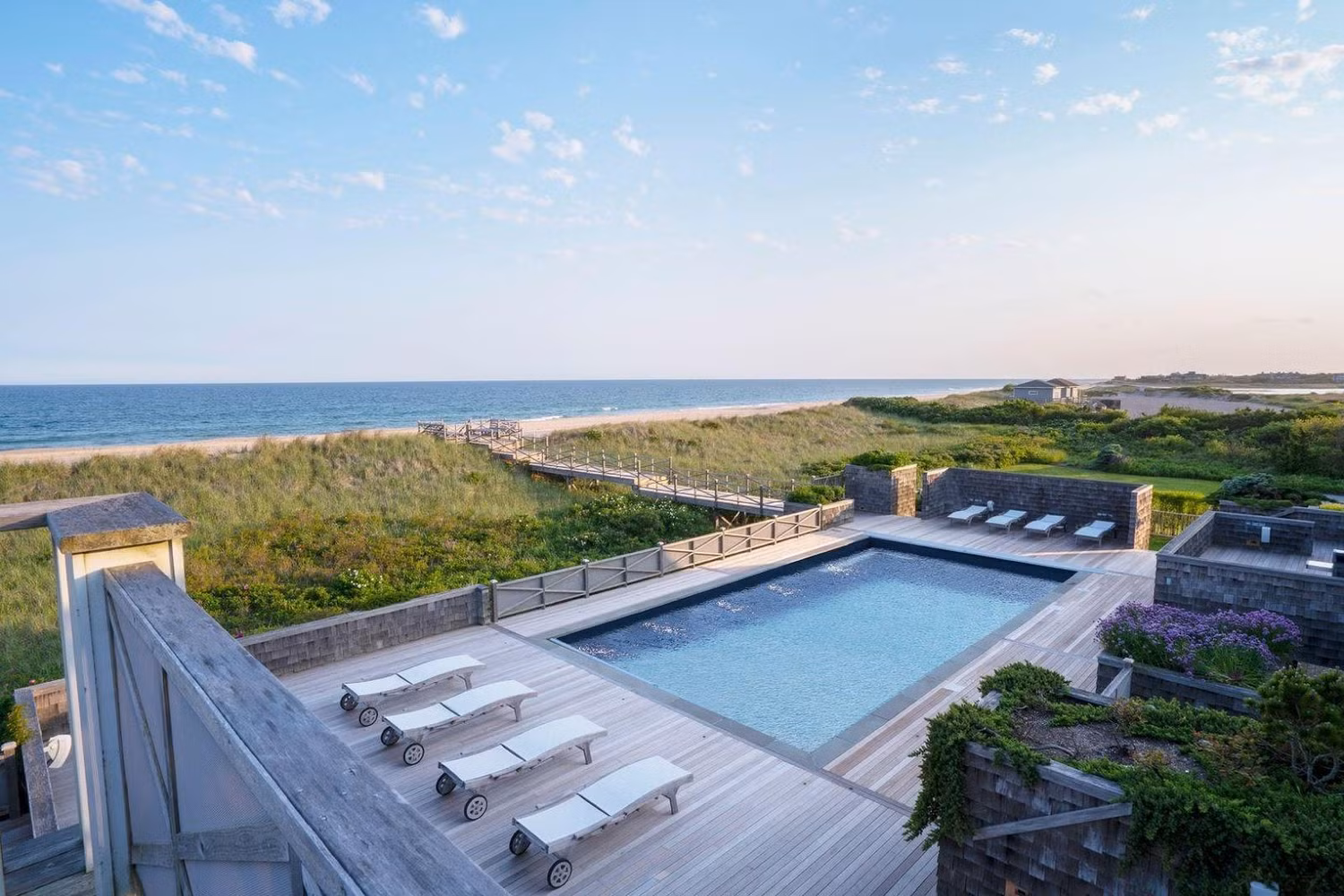 Biệt thự tại Sagaponack (Mỹ) được yêu thích nhờ nằm trên đồi cát tự nhiên và hướng biển.