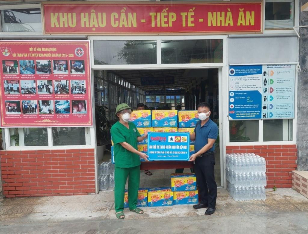 Ông Lê Hữu Nam - Phó Giám đốc Bệnh viện dã chiến Hưng Nguyên tiếp nhận món quà sức khỏe.