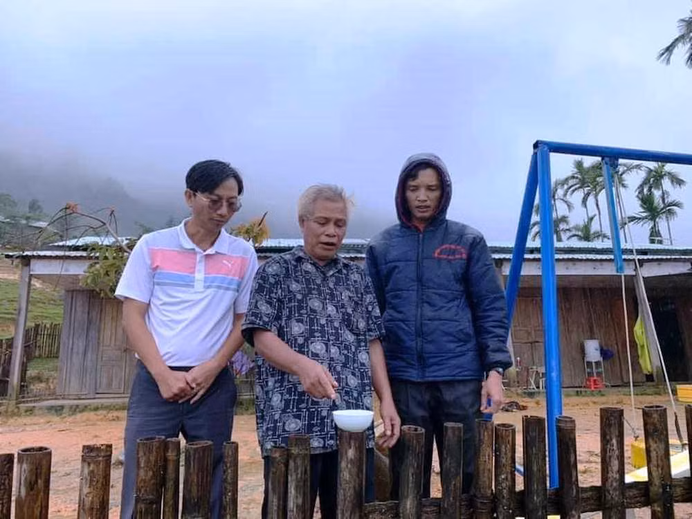 Già làng Mô Rỗi (đứng giữa) trong lễ cúng đặt viên gạch đầu tiên xây dựng điểm trường Tắk Pổ. Ảnh: HP Già làng Mô Rỗi (đứng giữa) trong lễ cúng đặt viên gạch đầu tiên xây dựng điểm trường Tắk Pổ. Ảnh: HP