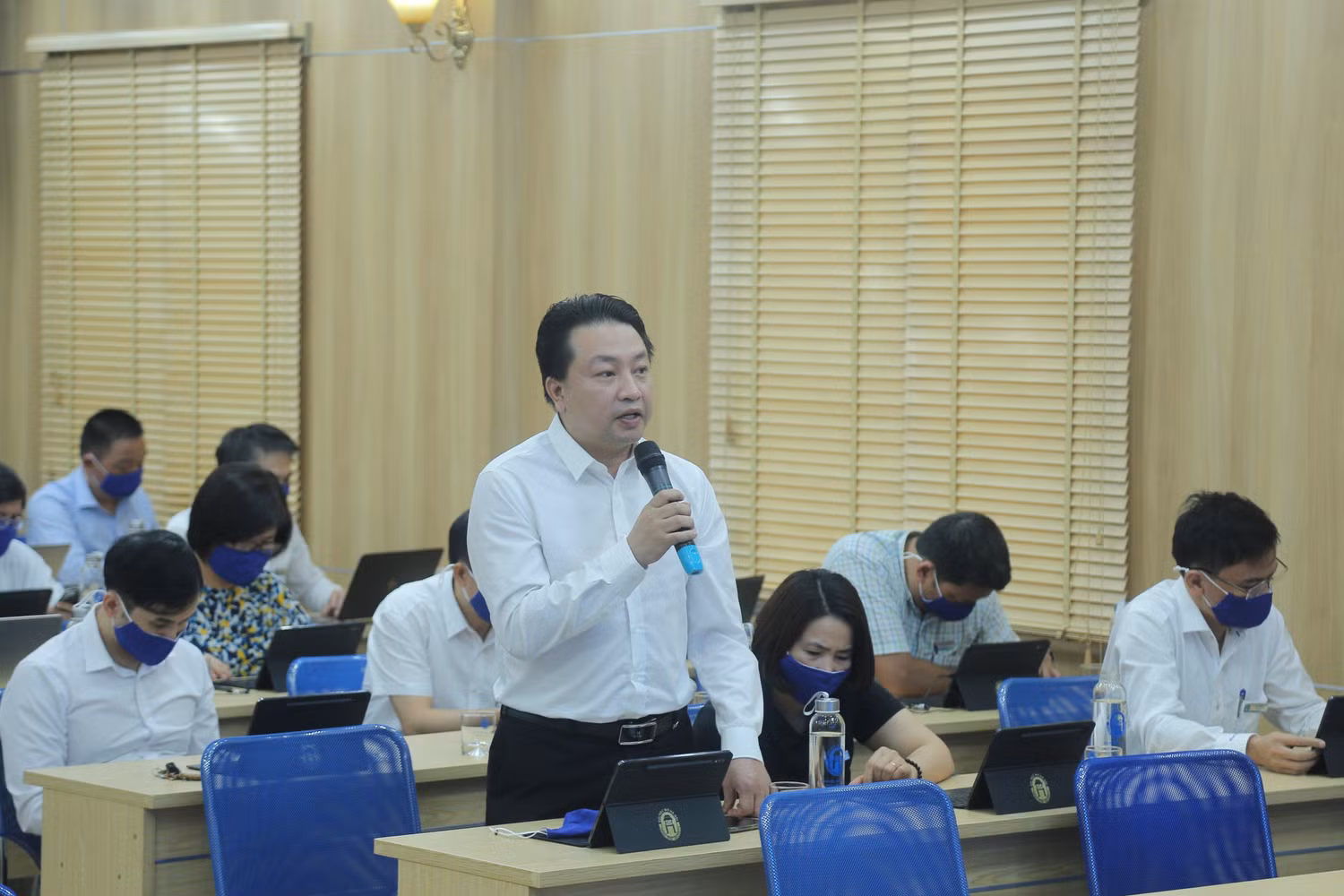 Thầy cô các phòng, ban, các khoa trả lời câu hỏi của học viên, sinh viên.