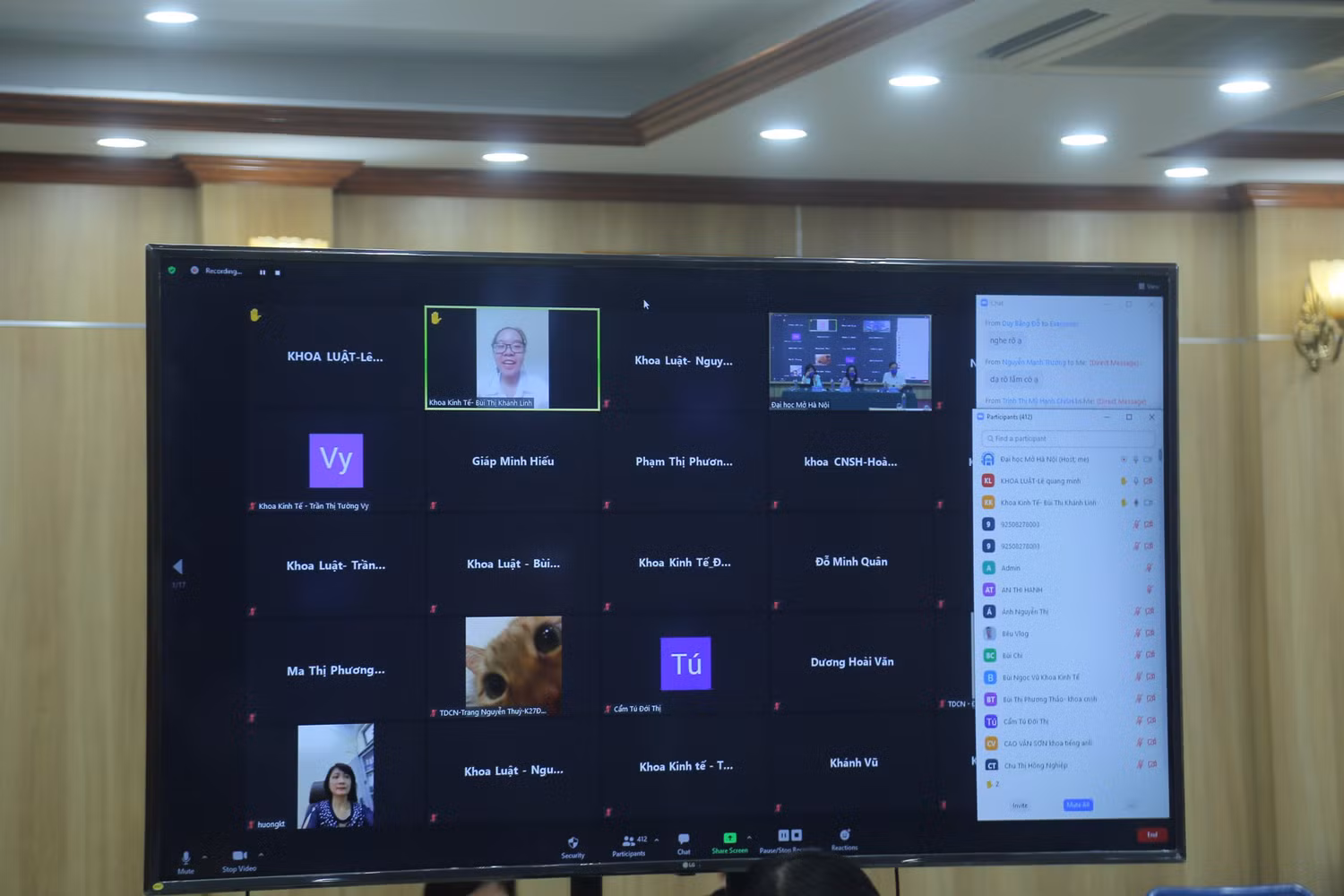 Sinh viên Khoa Kinh tế kết nối video trực tiếp để đặt câu hỏi cho các thầy cô.