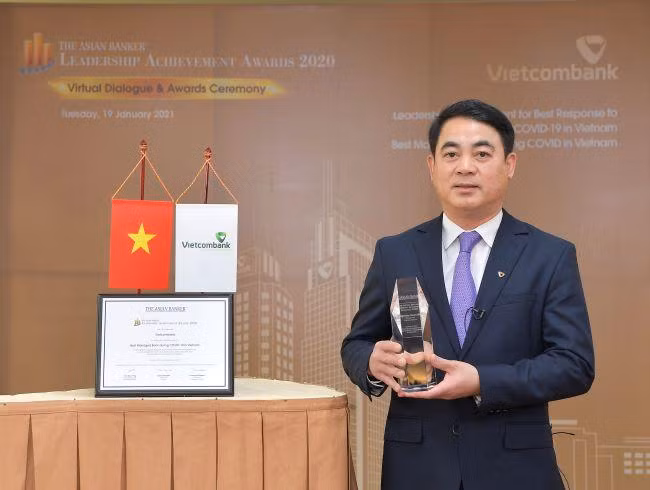 Ông Nghiêm Xuân Thành - Chủ tịch Hội đồng quản trị Vietcombank nhận danh hiệu "Lãnh đạo xuất sắc trong việc ứng phó với đại dịch COVID-19 tại Việt Nam” do The Asian Banker trao tặng. Ông Nghiêm Xuân Thành - Chủ tịch Hội đồng quản trị Vietcombank nhận danh hiệu "Lãnh đạo xuất sắc trong việc ứng phó với đại dịch COVID-19 tại Việt Nam” do The Asian Banker trao tặng.