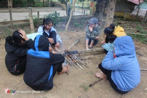Học sinh ở Con Cuông, Nghệ An đang đốt lửa sưởi ấm trong giá rét (Ảnh: Báo Nghệ An) Học sinh ở Con Cuông, Nghệ An đang đốt lửa sưởi ấm trong giá rét (Ảnh: Báo Nghệ An)