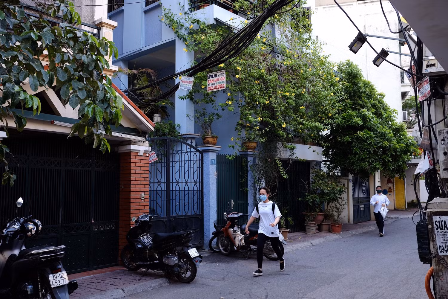 Lác đác học sinh đến muộn nhưng vẫn trong khoảng thời gian quy định. (Ảnh: Cao Kim Anh) Lác đác học sinh đến muộn nhưng vẫn trong khoảng thời gian quy định. (Ảnh: Cao Kim Anh)