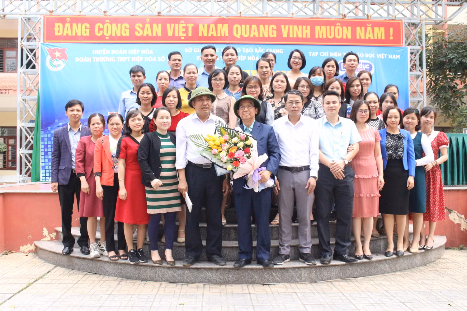 Ban giám hiệu trường Hiệp Hoà số 2 chụp ảnh lưu niệm cùng Giáo sư Nguyễn Lân Dũng. Ảnh: Trung Dũng.