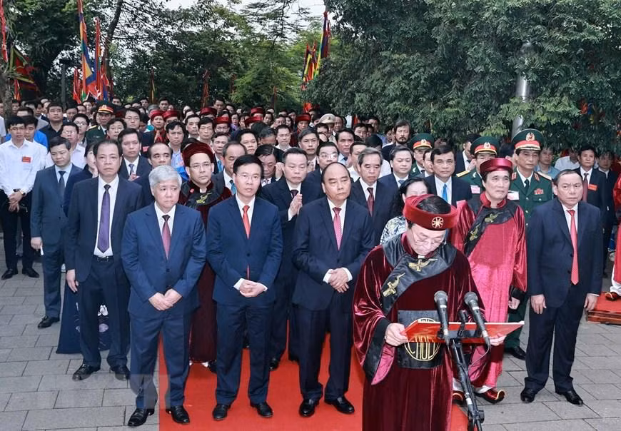 Chủ tịch nước Nguyễn Xuân Phúc và các lãnh đạo đảng, Nhà nước dâng hương tại điện Kính Thiên (đền Thượng). (Ảnh: Thống Nhất/TTXVN)