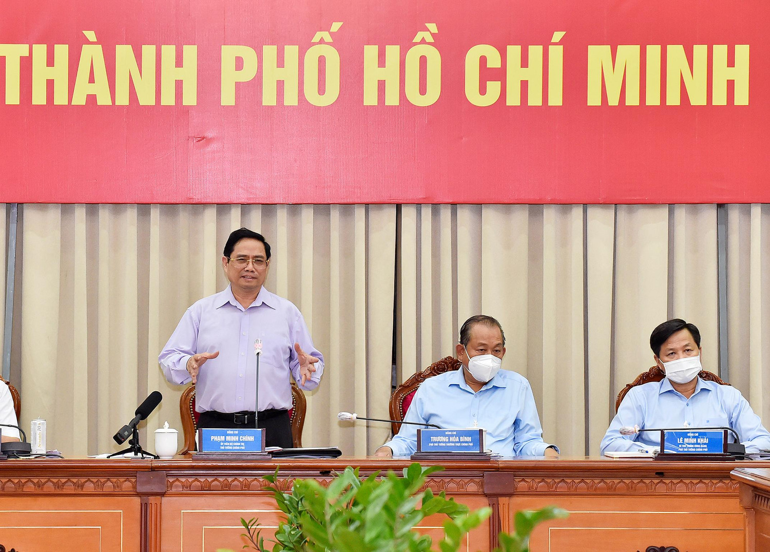 Thủ tướng lưu ý Thành phố Hồ Chí Minh phải phân tích kỹ hơn, xác định rõ nguồn lây nhiễm trong khu cách ly, trong cộng đồng để đưa ra giải pháp phù hợp. Ảnh: VGP/Nhật Bắc