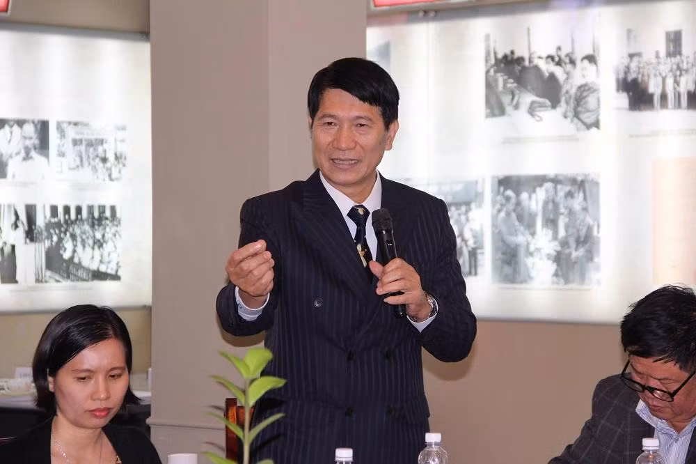 Phó Giáo sư Ngô Thành Can (giữa), giảng viên cao cấp Học viện Hành chính Quốc gia. Ảnh: Nhân vật cung cấp Phó Giáo sư Ngô Thành Can (giữa), giảng viên cao cấp Học viện Hành chính Quốc gia. Ảnh: Nhân vật cung cấp