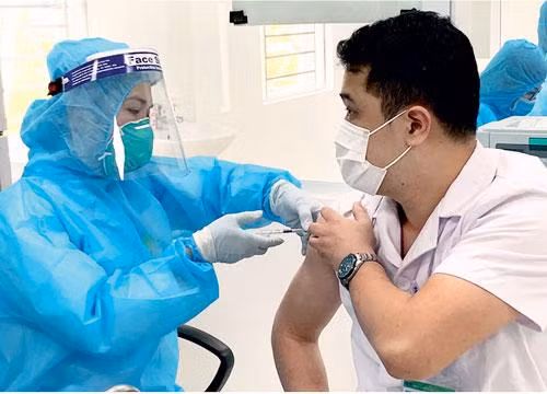Một trong những chủ trương chiến lược của Việt Nam là giúp toàn bộ người dân được tiêm chủng vắc-xin phòng Covid-19. Nguồn: Thời Báo Tài Chính Một trong những chủ trương chiến lược của Việt Nam là giúp toàn bộ người dân được tiêm chủng vắc-xin phòng Covid-19. Nguồn: Thời Báo Tài Chính