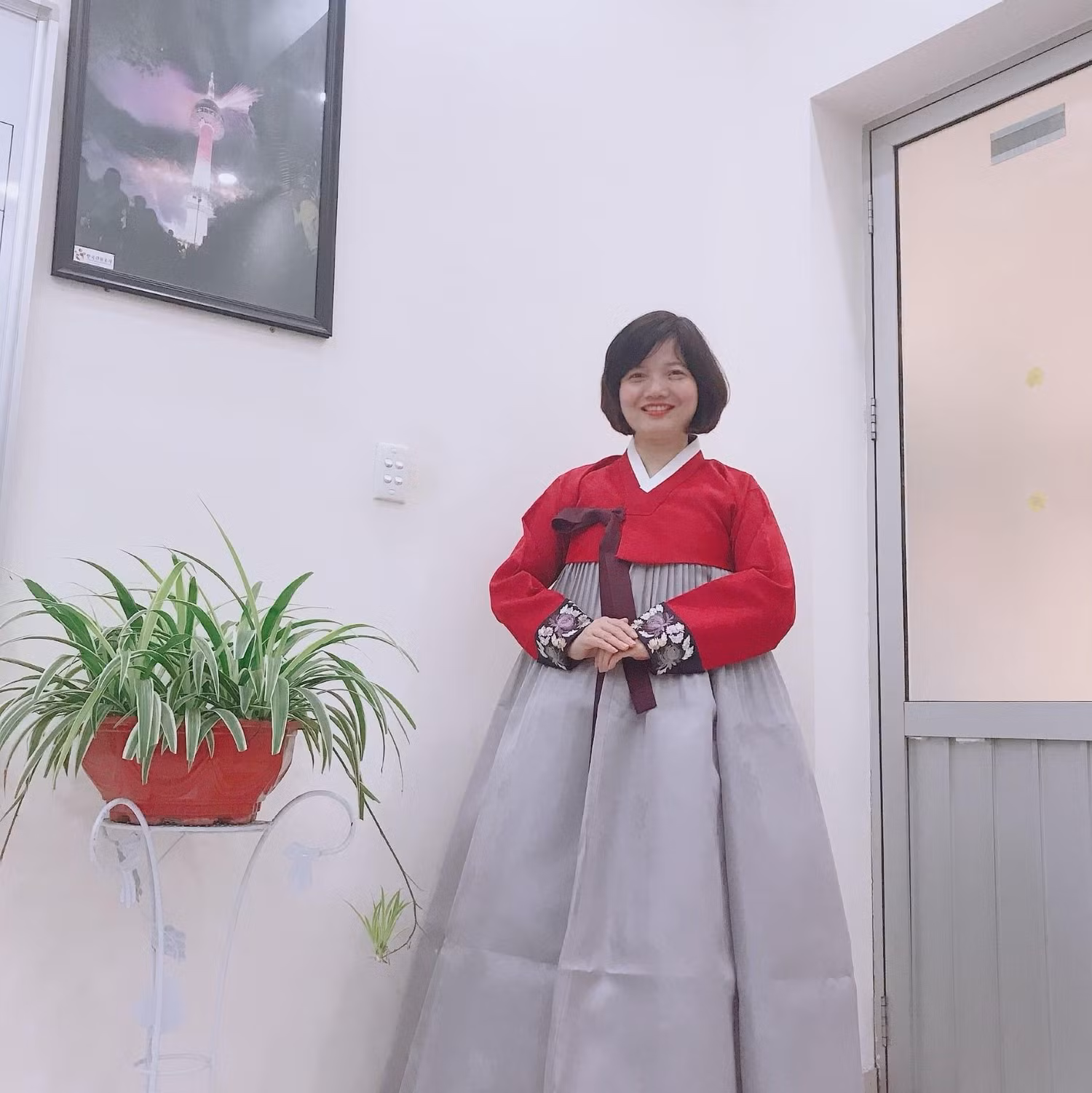 Tiến sĩ Trần Thị Hường – Trưởng khoa Ngôn ngữ và Văn hóa Hàn Quốc, Giám đốc Trung tâm Hàn Quốc học - Trường Đại học Ngoại ngữ - Đại học Quốc gia Hà Nội, kiêm Tổng thư kí Hội nghiên cứu khoa học về Hàn Quốc của Việt Nam. Ảnh: Nhân vật cung cấp Tiến sĩ Trần Thị Hường – Trưởng khoa Ngôn ngữ và Văn hóa Hàn Quốc, Giám đốc Trung tâm Hàn Quốc học - Trường Đại học Ngoại ngữ - Đại học Quốc gia Hà Nội, kiêm Tổng thư kí Hội nghiên cứu khoa học về Hàn Quốc của Việt Nam. Ảnh: Nhân vật cung cấp