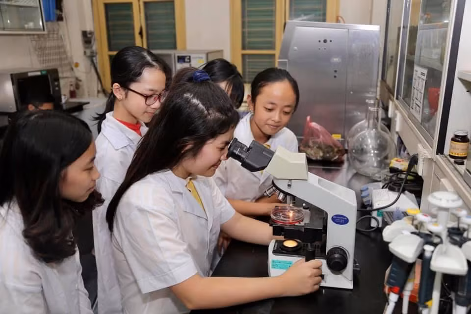 “Khó khăn lớn nhất là việc các em có ít kinh nghiệm làm việc với phòng thí nghiệm”, em Trần Khánh Linh chia sẻ. Ảnh: Trường Trung học cơ sở Nguyễn Trường Tộ (Đống Đa, Hà Nội) “Khó khăn lớn nhất là việc các em có ít kinh nghiệm làm việc với phòng thí nghiệm”, em Trần Khánh Linh chia sẻ. Ảnh: Trường Trung học cơ sở Nguyễn Trường Tộ (Đống Đa, Hà Nội)