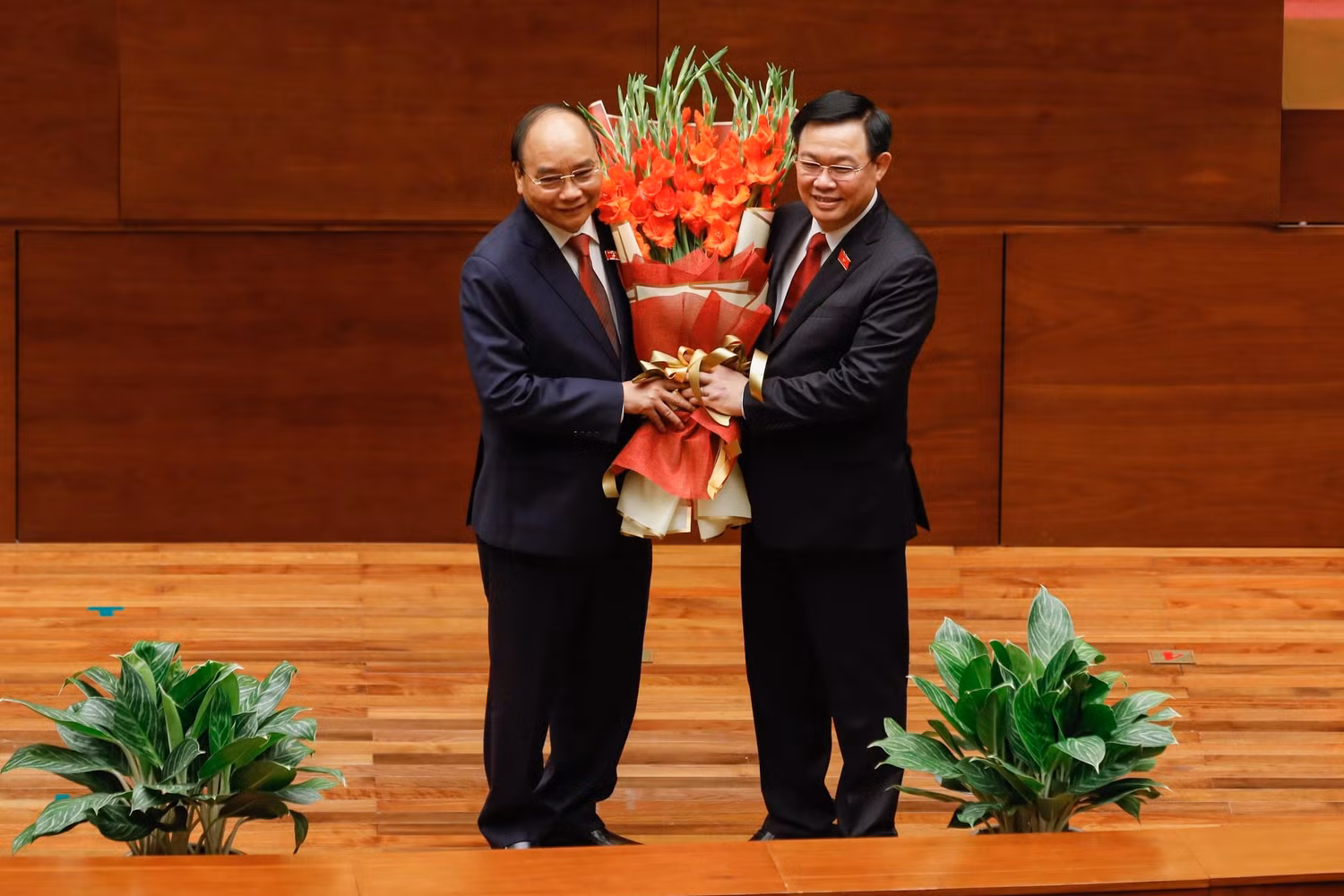 Chủ tịch Quốc hội Vương Đình Huệ tặng hoa chúc mừng Chủ tịch nước Nguyễn Xuân Phúc. Ảnh: VGP/Nhật Bắc Chủ tịch Quốc hội Vương Đình Huệ tặng hoa chúc mừng Chủ tịch nước Nguyễn Xuân Phúc. Ảnh: VGP/Nhật Bắc