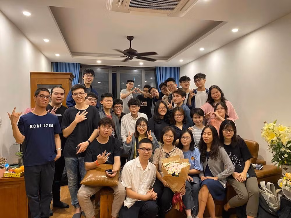 Hải Ly cùng các bạn trong lớp. Ảnh: NVCC