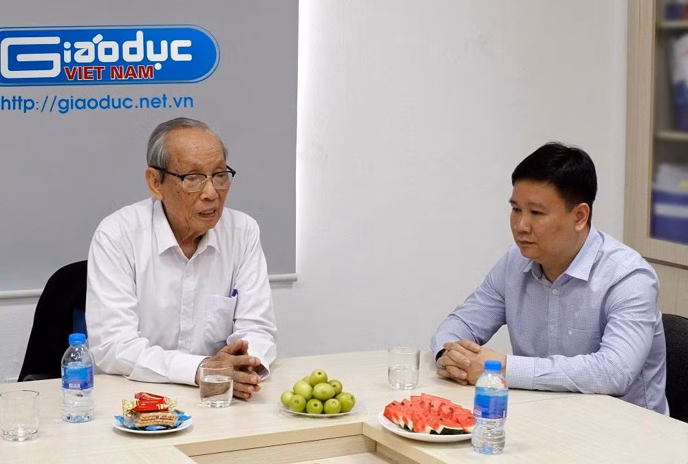 Giáo sư Trần Hồng Quân trao đổi với Tổng Biên tập Tạp chí điện tử Giáo dục Việt Nam - nhà báo Nguyễn Tiến Bình. Ảnh: Tùng Dương Giáo sư Trần Hồng Quân trao đổi với Tổng Biên tập Tạp chí điện tử Giáo dục Việt Nam - nhà báo Nguyễn Tiến Bình. Ảnh: Tùng Dương