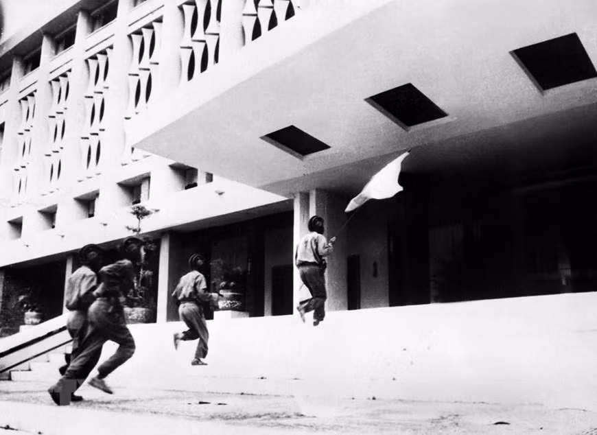 Đại thắng mùa Xuân 1975, với đỉnh cao là chiến dịch Hồ Chí Minh lịch sử, là thành quả vĩ đại của nhân dân ta, thể hiện ý chí, khát vọng độc lập, thống nhất Tổ quốc của dân tộc ta trong thời đại Hồ Chí Minh. Trong ảnh: Các chiến sỹ Quân đoàn 2 - Binh đoàn Hương Giang tiến vào cắm cờ trên nóc Phủ Tổng thống ngụy quyền Sài Gòn lúc 11 giờ 30 phút ngày 30/4/1975, đánh dấu thời khắc lịch sử giải phóng miền Nam, thống nhất Tổ quốc. (Ảnh: Vũ Tạo/TTXVN)