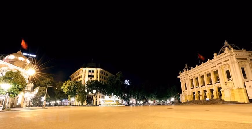 76 năm trước, ngày 19/8/1945, cả Thủ đô ngập tràn cờ đỏ sao vàng. Hàng chục vạn người dân ở Hà Nội và các tỉnh lân cận theo các ngả đường kéo về quảng trường Nhà hát lớn Hà Nội dự cuộc mít tinh lớn chưa từng có của quần chúng cách mạng, hưởng ứng cuộc Tổng khởi nghĩa giành chính quyền. Trong ảnh: Quảng trường Cách mạng tháng 8 tĩnh lặng trong đêm thu Hà Nội. (Ảnh: Nhật Anh/TTXVN)
