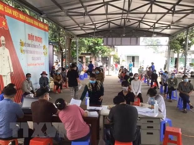 Chi tiền các gói hỗ trợ cho người lao động tự do và trong các khu nhà trọ tại khu phố Tân Hòa, phường Đông Hòa, thành phố Dĩ An, tỉnh Bình Dương. (Ảnh: TTXVN phát) Chi tiền các gói hỗ trợ cho người lao động tự do và trong các khu nhà trọ tại khu phố Tân Hòa, phường Đông Hòa, thành phố Dĩ An, tỉnh Bình Dương. (Ảnh: TTXVN phát)