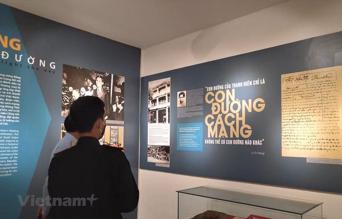Triển lãm giúp người xem nhìn lại những phong trào thanh niên yêu nước, đặc biệt là hoạt động của tuổi trẻ trong lực lượng vũ trang. (Ảnh: Minh Thu/Vietnam+) Triển lãm giúp người xem nhìn lại những phong trào thanh niên yêu nước, đặc biệt là hoạt động của tuổi trẻ trong lực lượng vũ trang. (Ảnh: Minh Thu/Vietnam+)