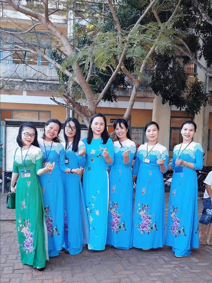 Cô Trần Thị Thắm (bìa trái) giáo viên hợp đồng thỉnh giảng tại Trường Trung học cơ sở Bưng Riềng, Bà Rịa – Vũng Tàu (Ảnh: Nhân vật cung cấp)