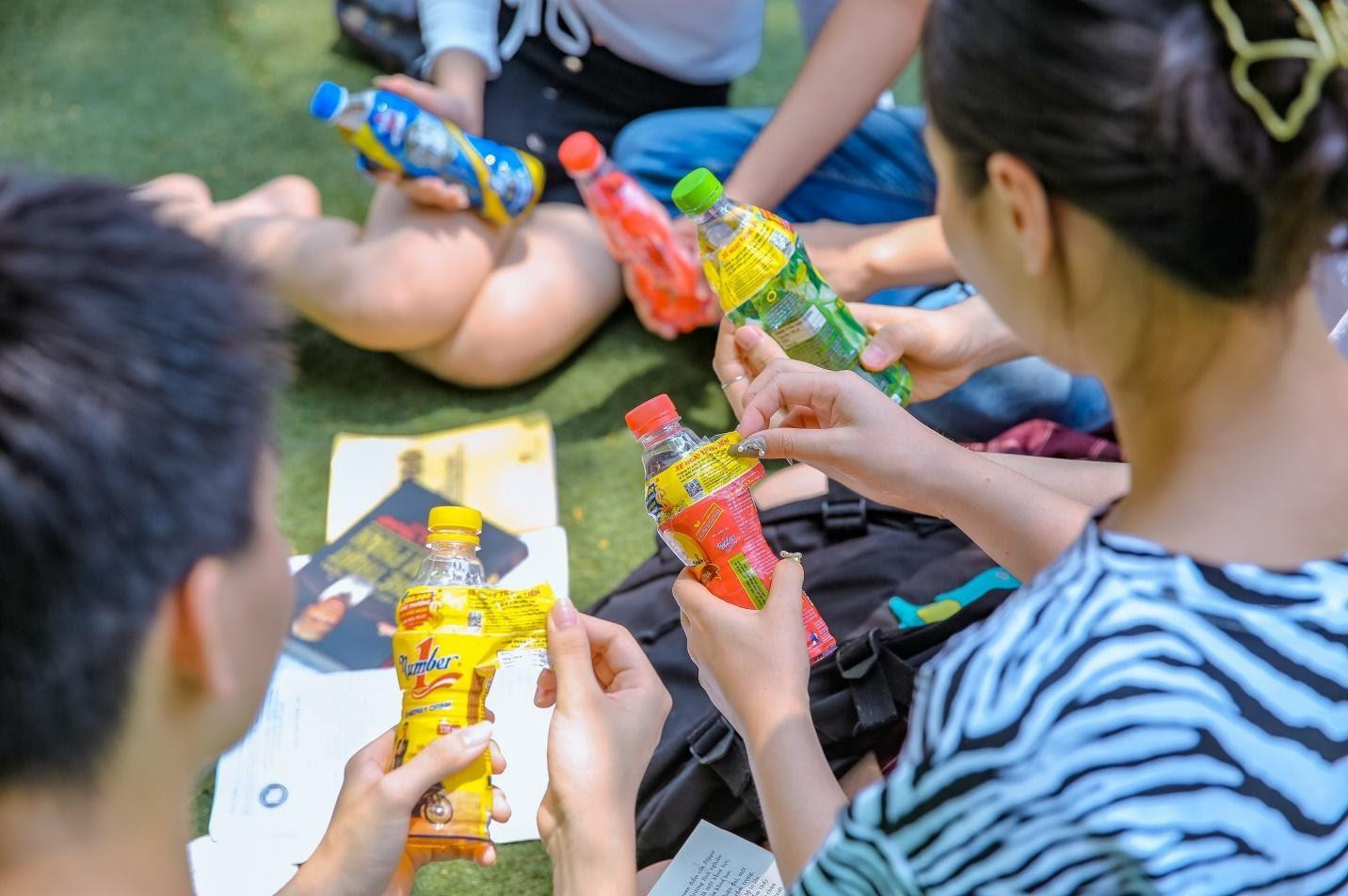 Chương trình “Xé ngay trúng liền” của Tân Hiệp Phát đã trao hơn 300 ngàn giải thưởng, trong đó có 03 giải 100 triệu đồng và có thể sắp tới là giải 1,2 tỷ đồng cho khách hàng trong hè năm nay. (ảnh tư liệu tháng 4/2021)